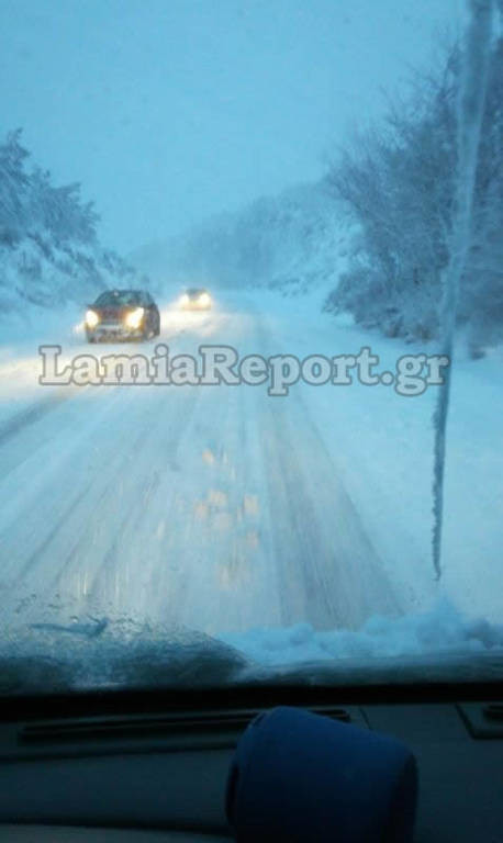 Καιρός: Σφοδρή χιονόπτωση από Λαμία μέχρι Τρίκαλα - Μάχη για να μην κλείσει ο δρόμος προς Δομοκό