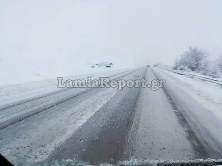 Καιρός: Σφοδρή χιονόπτωση από Λαμία μέχρι Τρίκαλα - Μάχη για να μην κλείσει ο δρόμος προς Δομοκό