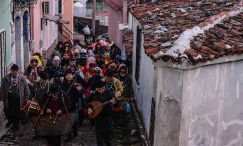 Μυτιλήνη: Αναβίωσε το έθιμο της περικεφαλαίας στην Αγιάσο (pics)