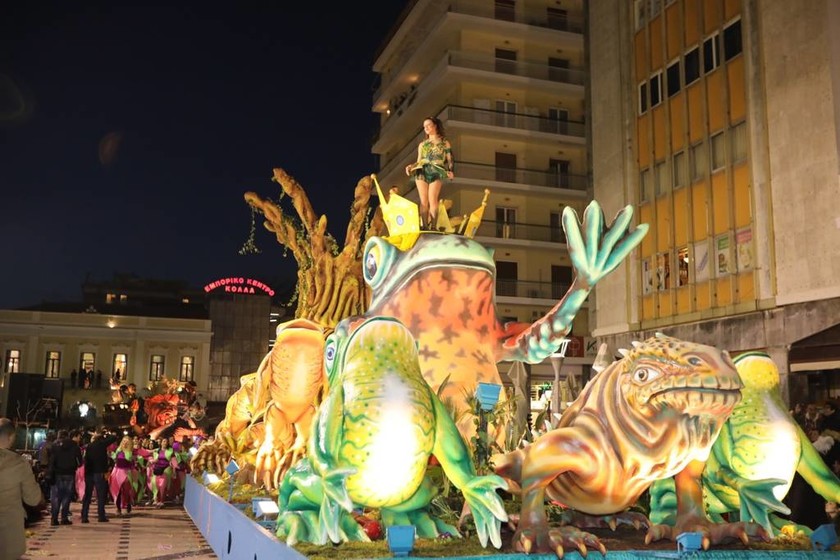Απόκριες: Η μεγαλύτερη νύχτα του Πατρινού Καρναβαλιού - Ποδαράτη παρέλαση... απογείωσης! (pics&vid)