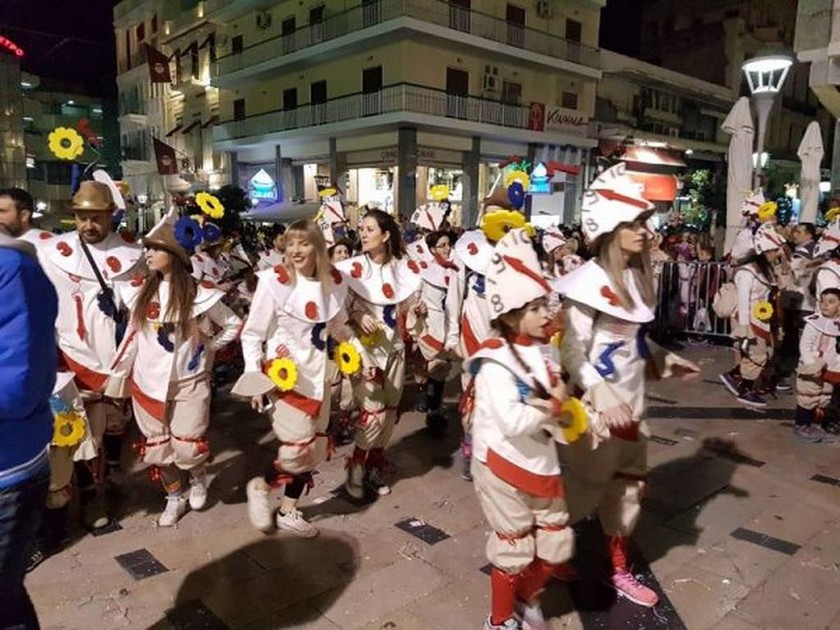 Πατρινό καρναβάλι: Μοναδική νυχτερινή παρέλαση (pics+vid)