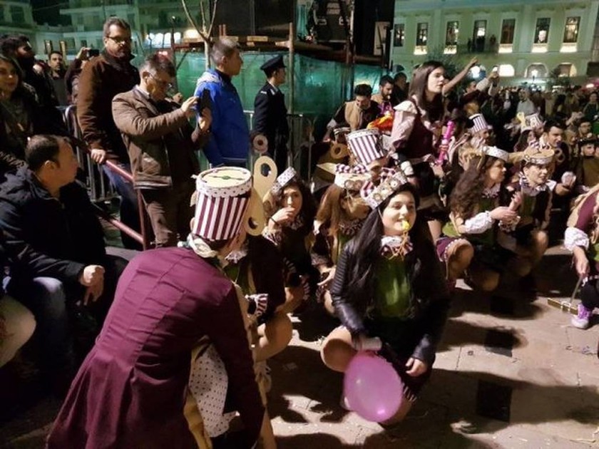 Πατρινό καρναβάλι: Μοναδική νυχτερινή παρέλαση (pics+vid)