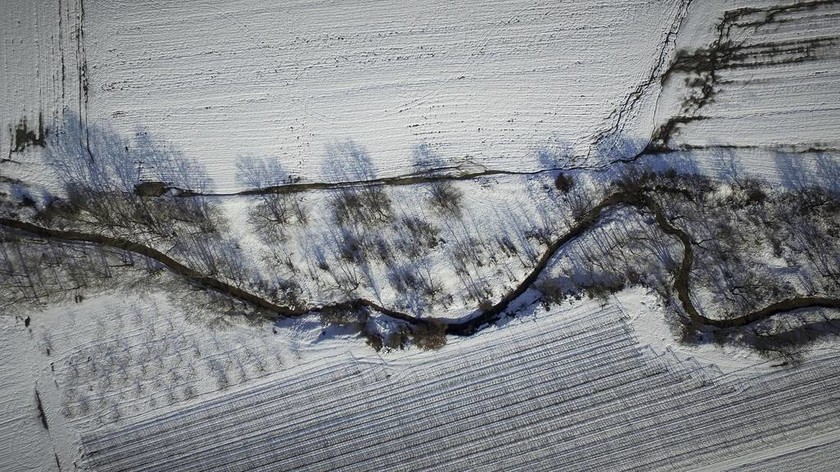 Εντυπωσιακό «ταξίδι» πάνω από τον χιονισμένο Δομοκό με ένα drone (pics)