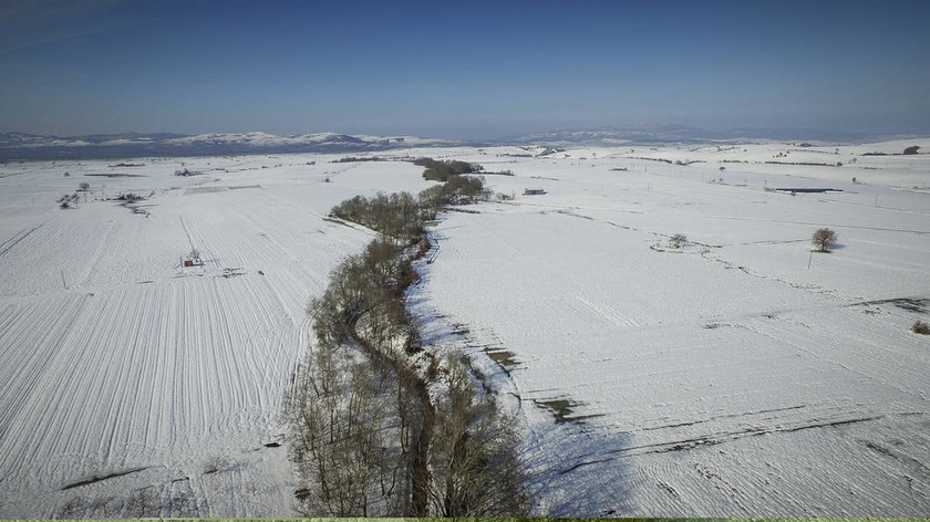 Εντυπωσιακό «ταξίδι» πάνω από τον χιονισμένο Δομοκό με ένα drone (pics)