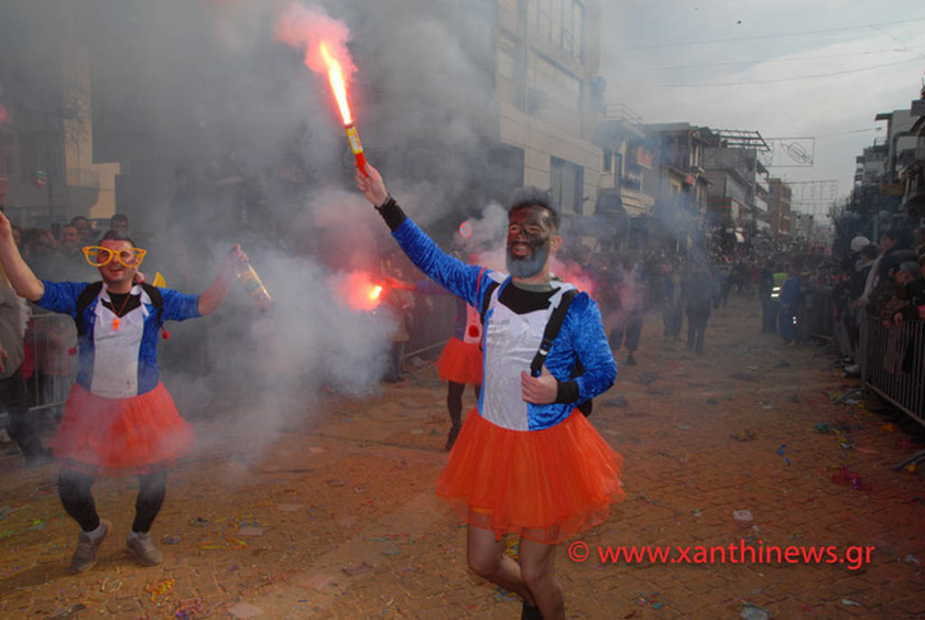 «Μάγεψε» και φέτος το καρναβάλι της Ξάνθης: Χιλιάδες καρναβαλιστές «πλημμύρισαν» την πόλη (pics&vid)