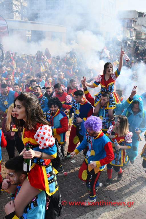 «Μάγεψε» και φέτος το καρναβάλι της Ξάνθης: Χιλιάδες καρναβαλιστές «πλημμύρισαν» την πόλη (pics&vid)