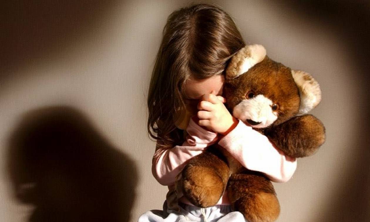 Φρίκη: Γονείς-κτήνη υποχρέωναν την εννιάχρονη κόρη τους να εκδίδεται