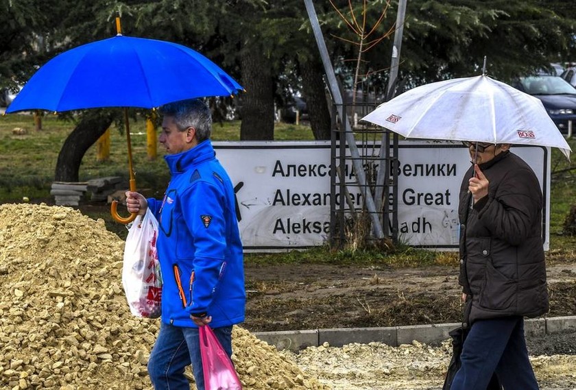 Σκόπια: Κατέβασαν την πινακίδα «Αεροδρόμιο Μέγας Αλέξανδρος» (pics)