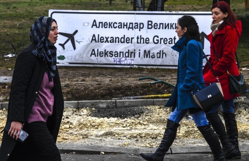 Σκόπια: Κατέβασαν την πινακίδα «Αεροδρόμιο Μέγας Αλέξανδρος» (pics)