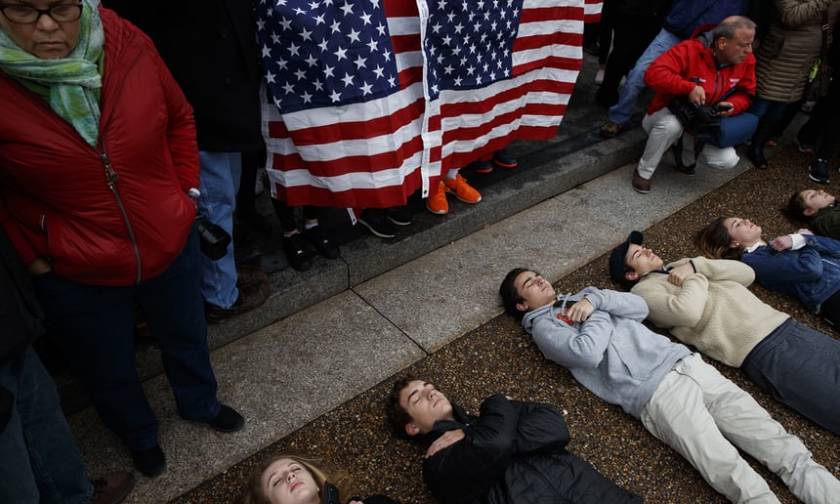 ΗΠΑ: Διαμαρτυρία μαθητών έξω από το Λευκό Οίκο για την οπλοκατοχή (video)