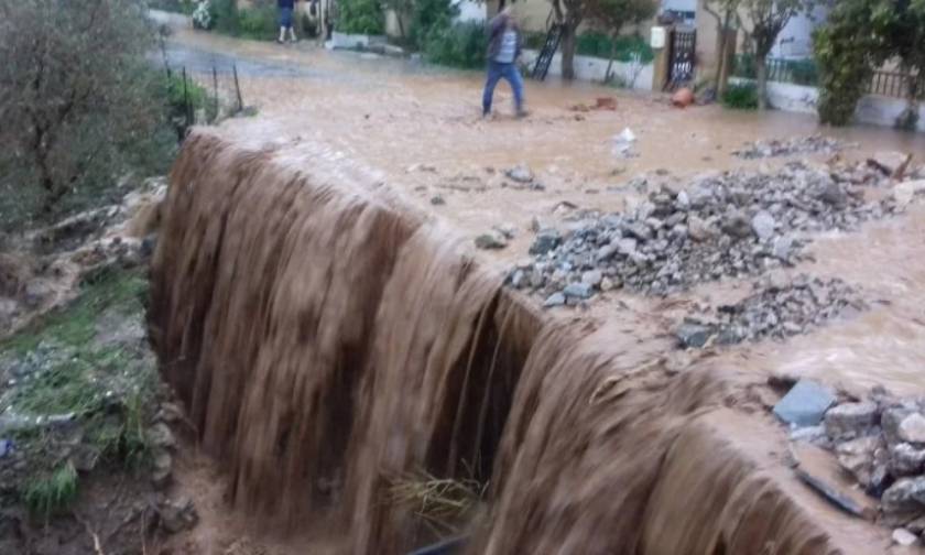 Κακοκαιρία - Χανιά: προβλήματα από την ισχυρή βροχόπτωση - Πλημμύρισαν σπίτια, έκλεισαν δρόμοι