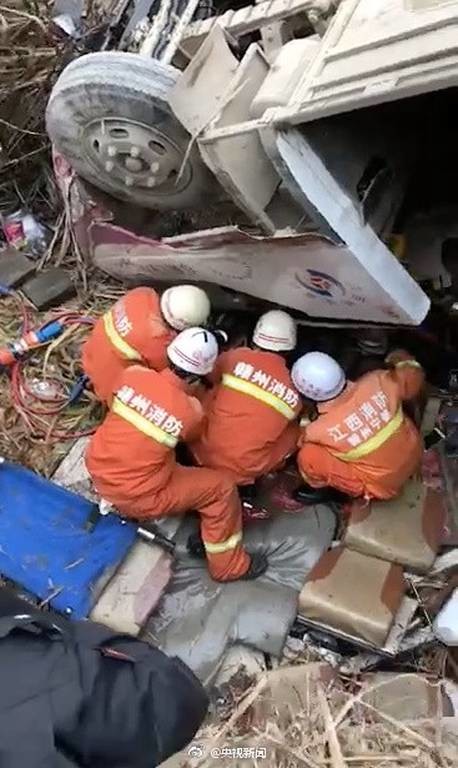 Τραγωδία στην Κίνα: Λεωφορείο έπεσε σε γκρεμό - Τουλάχιστον 11 νεκροί και 20 τραυματίες (Pics)