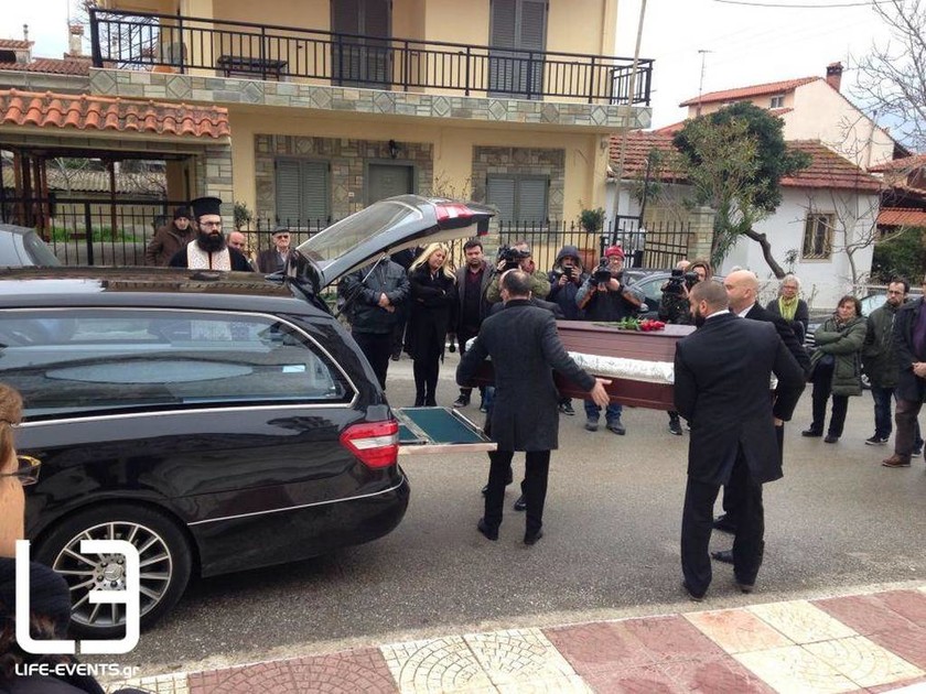 Θρήνος στην κηδεία της δημοσιογράφου Καρολίνας Κάλφα (pics)