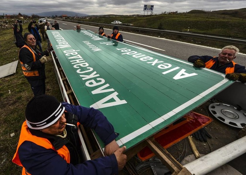 Σκόπια: Ξηλώνουν τις πινακίδες από τον αυτοκινητόδρομο «Μέγας Αλέξανδρος» (pics)