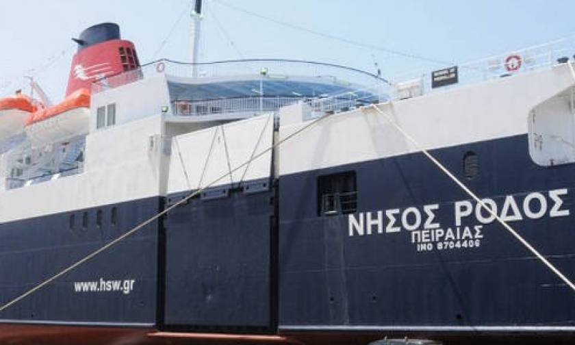 Passenger ferry returns to Piraeus after engine failure