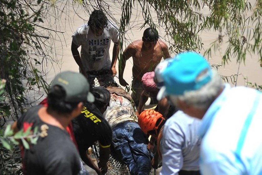 Τραγωδία στο Περού: Δεκάδες νεκροί από πτώση λεωφορείου σε φαράγγι (pics)