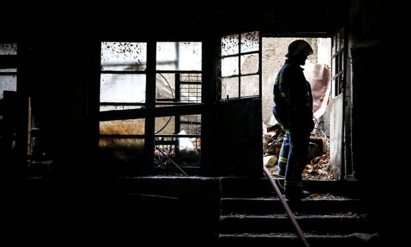 Ένας νεκρός από τη φωτιά σε εργοστάσιο στη Μάνδρα