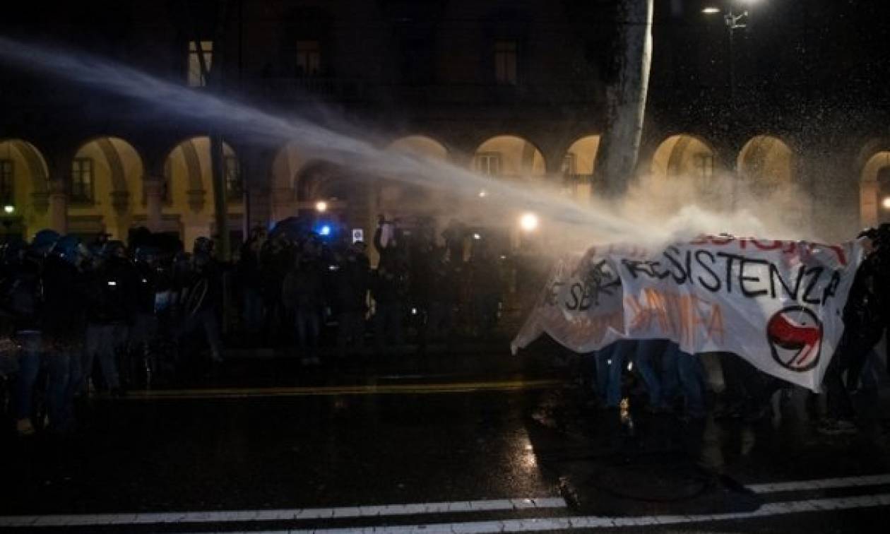 Ιταλία: Σοβαρά επεισόδια σε αντιφασιστική διαδήλωση στο Τορίνο (video)