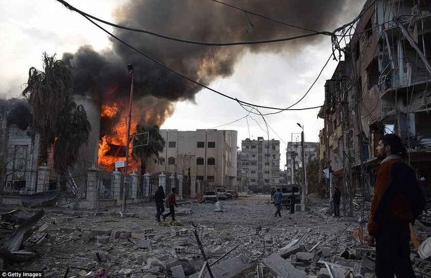 Φωτιά και αίμα: Συγκλονιστικές φωτογραφίες από τον ανηλεή βομβαρδισμό της Γούτα (ΣΚΛΗΡΕΣ ΕΙΚΟΝΕΣ)