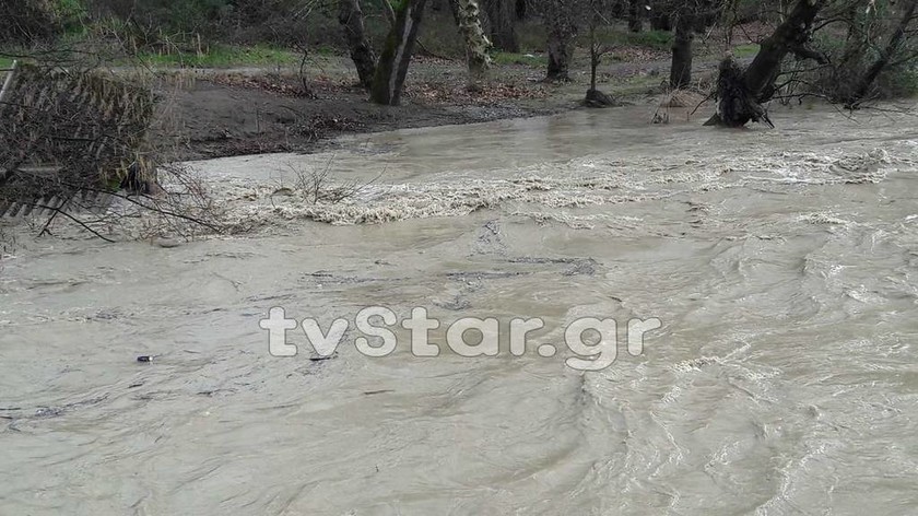 Καιρός ΤΩΡΑ: Υπερχειλίσεις ποταμών και κατολισθήσεις σε Τρίκαλα - Φθιώτιδα (pics+vid)