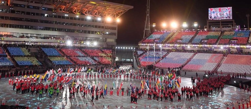 «Έκρηξη» χρωμάτων στην τελετή λήξης των Χειμερινών Ολυμπιακών Αγώνων (pics)