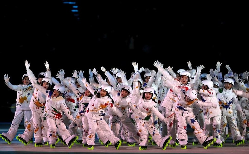 «Έκρηξη» χρωμάτων στην τελετή λήξης των Χειμερινών Ολυμπιακών Αγώνων (pics)