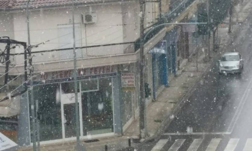 Καιρός: Ξεκίνησε η χιονόπτωση στην πόλη της Κοζάνης (pics)