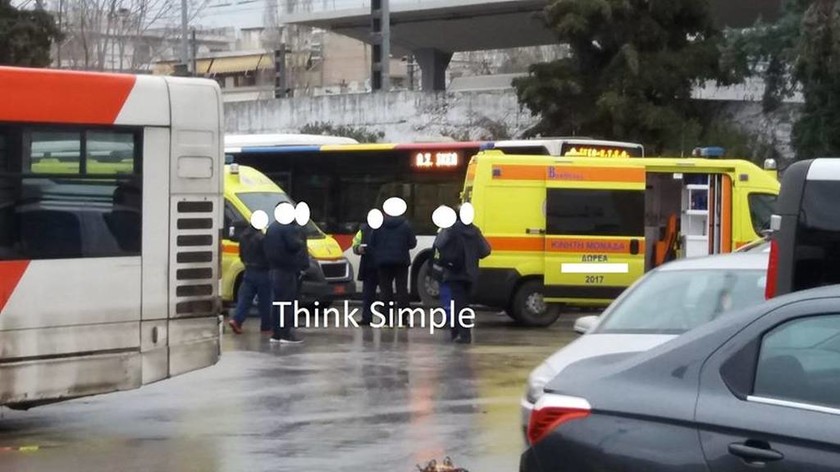 Τραγωδία στη Θεσσαλονίκη: Γυναίκα πέθανε μέσα στο λεωφορείο (pics)