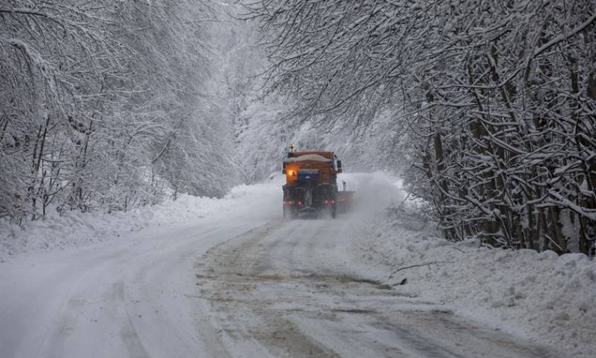 Καιρός ΤΩΡΑ: Χιονίζει στη Βόρεια Ελλάδα - Πού υπάρχουν προβλήματα