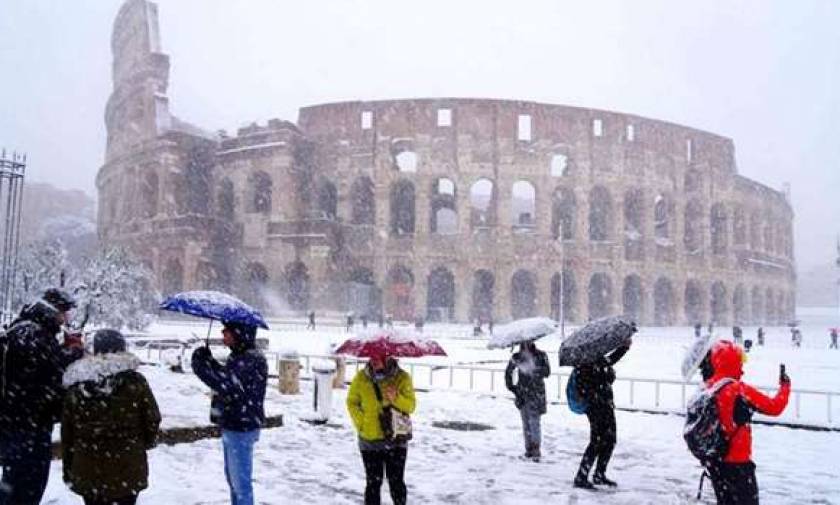 Η Ρώμη θάφτηκε στο χιόνι: Στα «λευκά» το Κολοσσαίο (photos)