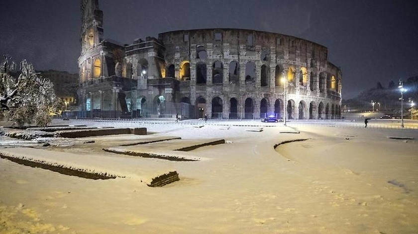  Η Ρώμη θάφτηκε στο χιόνι: Στα «λευκά» το Κολοσσαίο (photos)
