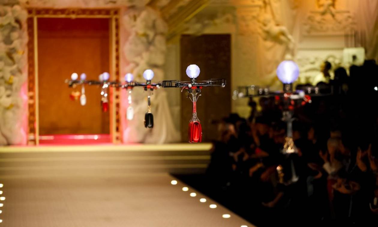 Φαντασμαγορικό θέαμα: Οι Dolce & Gabbana «κατέβασαν» τα drones στην πασαρέλα - Δείτε το βίντεο