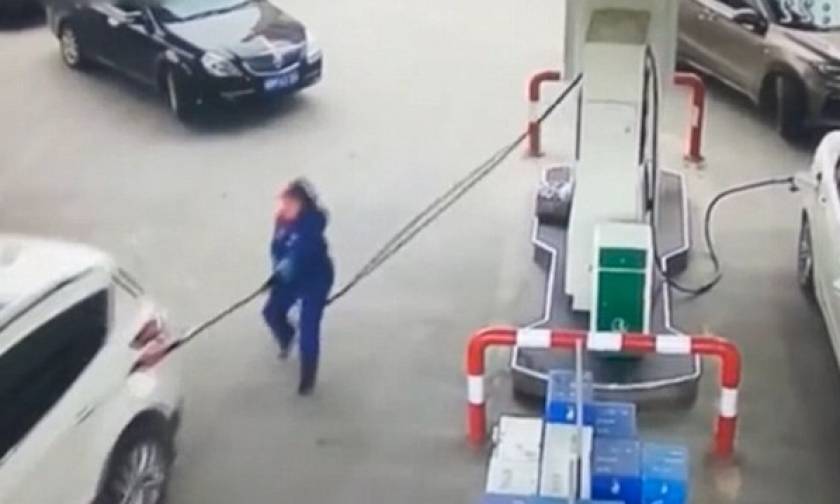 Κίνα: Απρόσεκτη οδηγός έφυγε μαζί με την αντλία της βενζίνης! (vid)