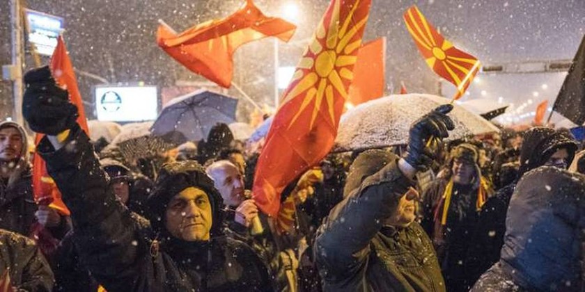 Οι φωτογραφίες της οργής: Σκοπιανοί και Τούρκοι καίνε Ελληνικές σημαίες! (pics &vid)