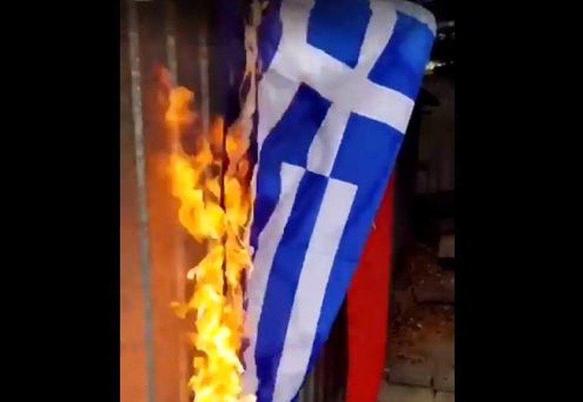 Οι φωτογραφίες της οργής: Σκοπιανοί και Τούρκοι καίνε Ελληνικές σημαίες! (pics &vid)