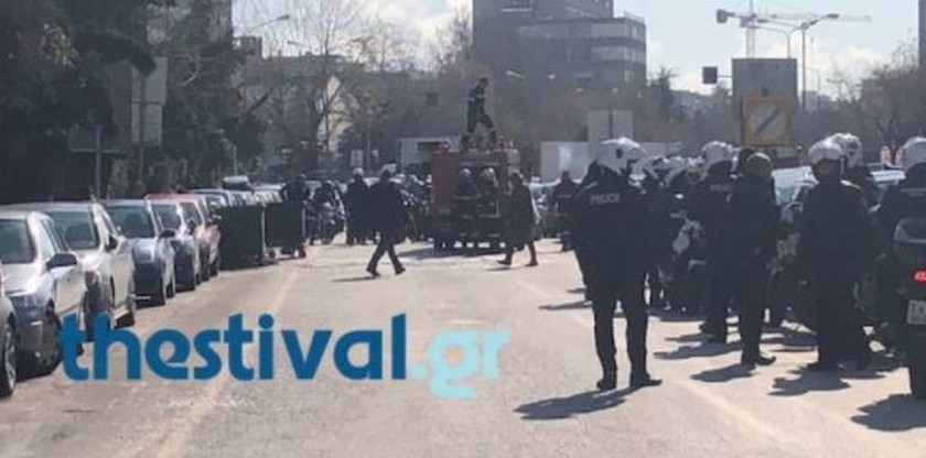 Συναγερμός στο κέντρο της Θεσσαλονίκης: Κουκουλοφόροι πυρπόλησαν κάδους μπροστά στο ΑΠΘ (pics)
