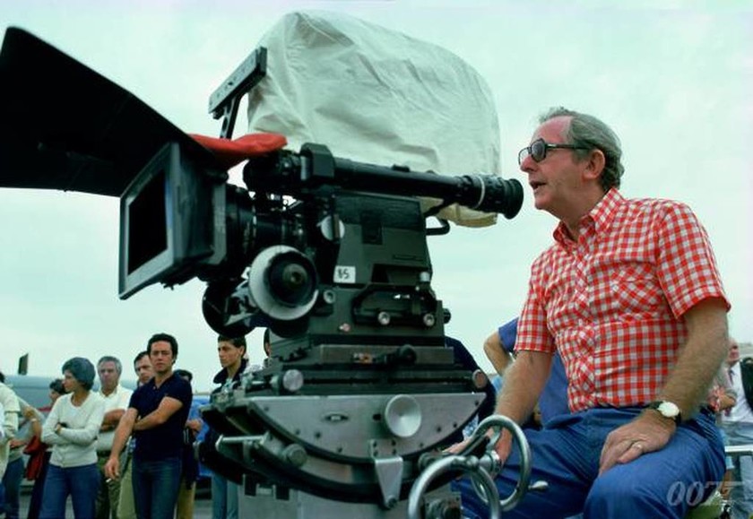Θρήνος στη Βρετανία: Πέθανε ο σκηνοθέτης των ταινιών του Τζέιμς Μποντ (Vids)