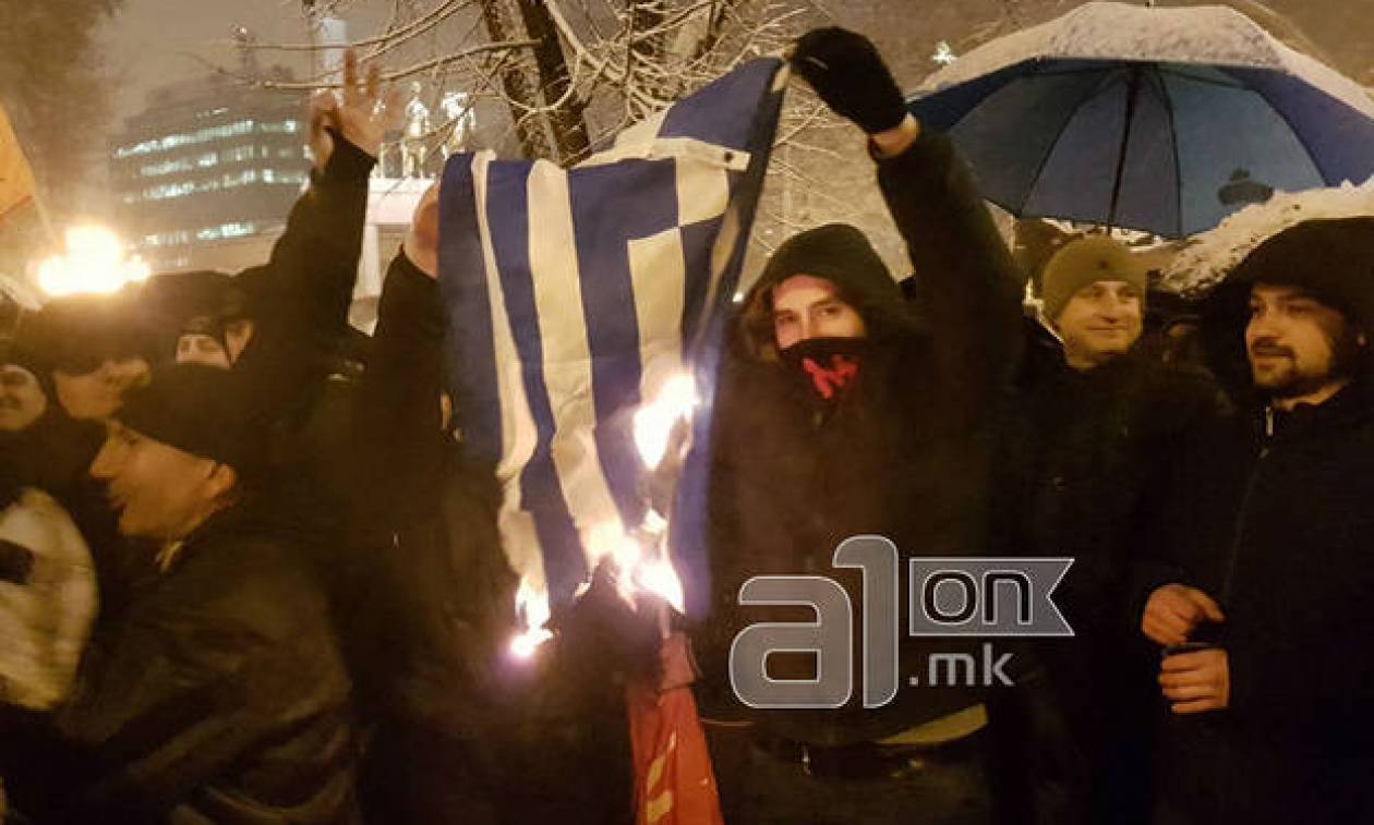 ΥΠΕΞ για το κάψιμο της ελληνικής σημαίας: «Και εμείς κάψαμε σημαίες των Σκοπίων»