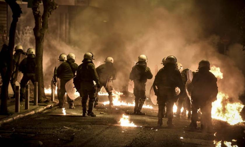 «Μάχες» στην Αθήνα με βόμβες μολότοφ, επιθέσεις με γκαζάκια και εμπρησμούς αυτοκινήτων
