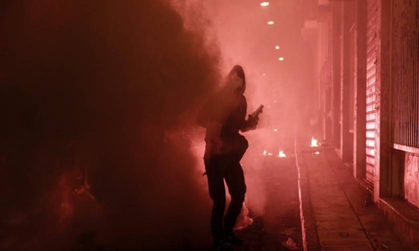 Πεδίο «μάχης» η Αθήνα τα ξημερώματα με βόμβες μολότοφ, επιθέσεις και εμπρησμούς
