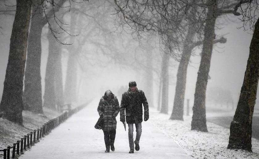 Φονικό ψύχος και σφοδρές χιονοθύελλες σαρώνουν την Ευρώπη – Στους 48 ο αριθμός των νεκρών 