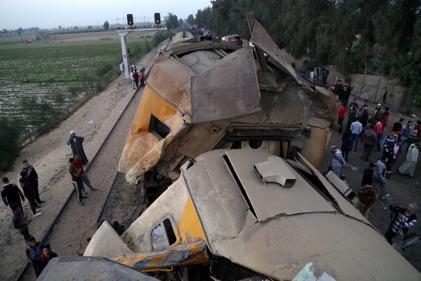 Σφοδρή σύγκρουση τρένων στην Αίγυπτο: Τουλάχιστον 15 οι νεκροί - Συγκλονιστικές φωτογραφίες