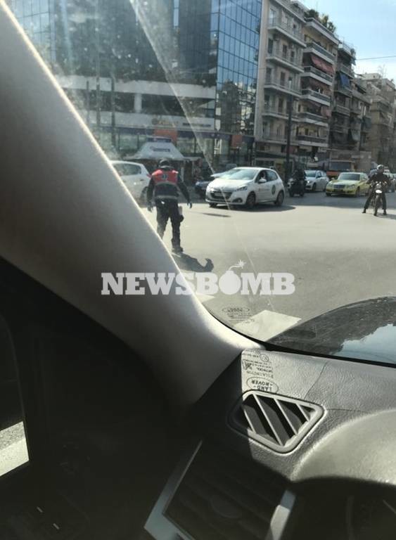 ΕΚΤΑΚΤΟ: Αυτοκίνητο παρέσυρε πεζό στο κέντρο της Αθήνας 