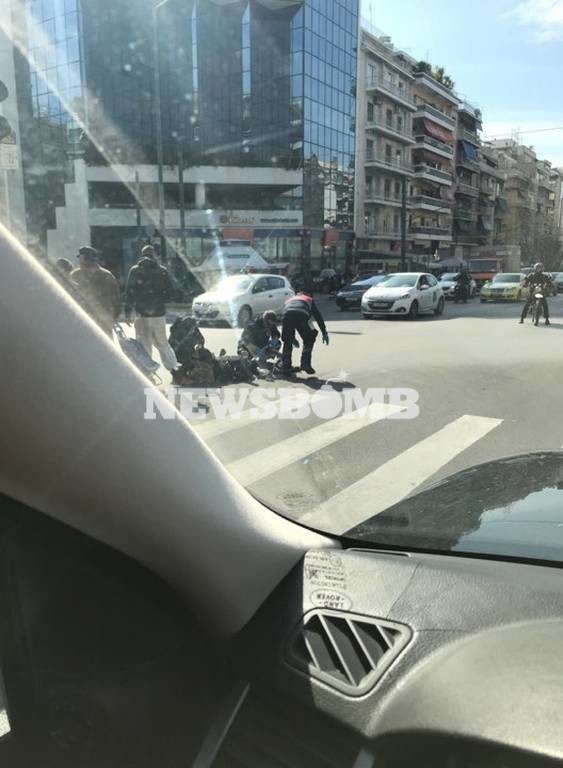 ΕΚΤΑΚΤΟ: Αυτοκίνητο παρέσυρε πεζό στο κέντρο της Αθήνας 