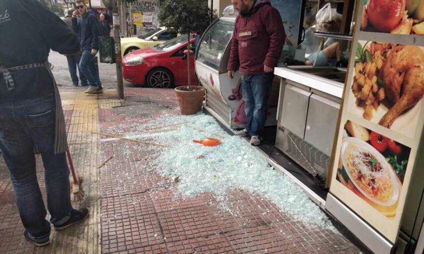 Επεισόδια στο κέντρο της Αθήνας - Έσπασαν καταστήματα και ΕΛ.ΤΑ. στην Πατησίων (pics)
