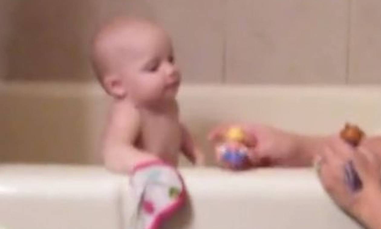 «Μυθικό» μωρό τραγουδάει στο μπάνιο και σαρώνει (video)