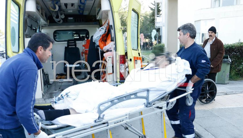 Η στιγμή που βγαίνει από το νοσοκομείο ο πατέρας που έχασε γυναίκα και κόρη στο τροχαίο της Κρήτης 