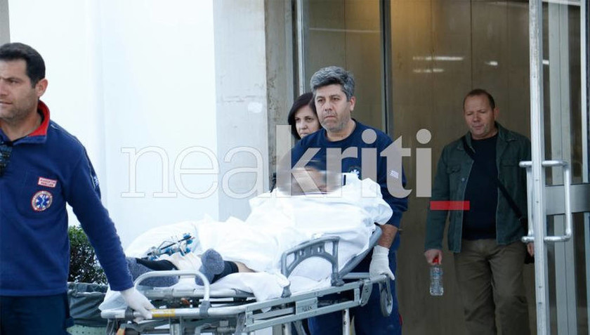 Η στιγμή που βγαίνει από το νοσοκομείο ο πατέρας που έχασε γυναίκα και κόρη στο τροχαίο της Κρήτης 