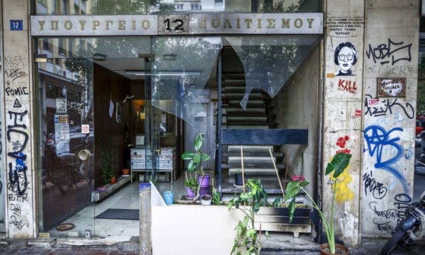 Μια ακόμα επίθεση στην Αθήνα: Εμπρηστικός μηχανισμός σε γραφεία του υπουργείου Πολιτισμού (pics)