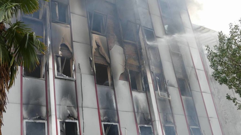 Συναγερμός για μεγάλη πυρκαγιά στην Εφορία στο κέντρο της Λάρισας - Εικόνες - ντοκουμέντο